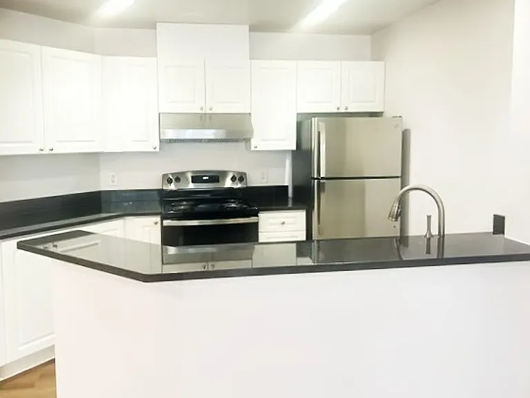 Bellevue Heights Apartments — Photo 36