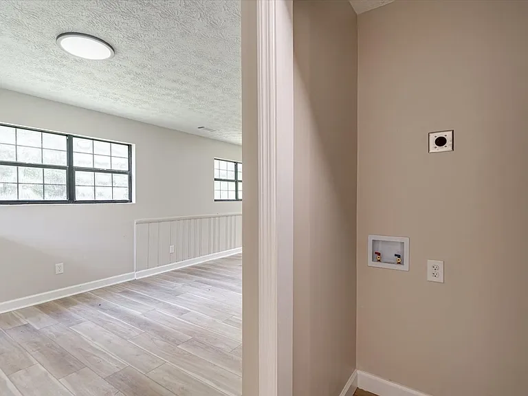840 Emery Rd — Photo 12