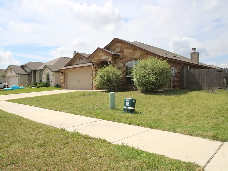 902 Clanton Cv — Photo 3