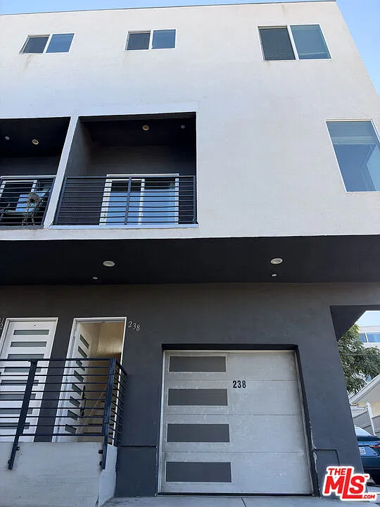 4 bed, 4.5 bath, 2000 sqft, $4,000 — Photo 1