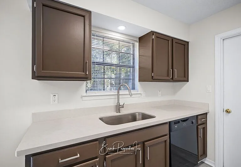 10677 Silver Creek Dr — Photo 8