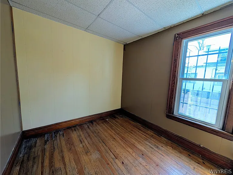 325 Box Ave — Photo 15