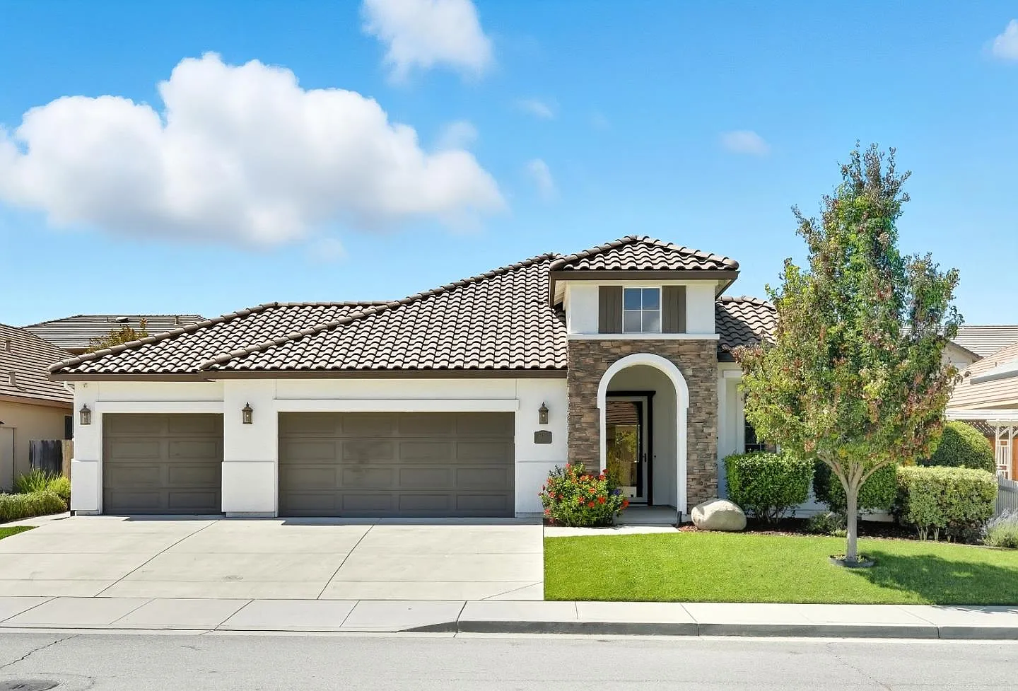 1900 Monte Vista Dr photo 1