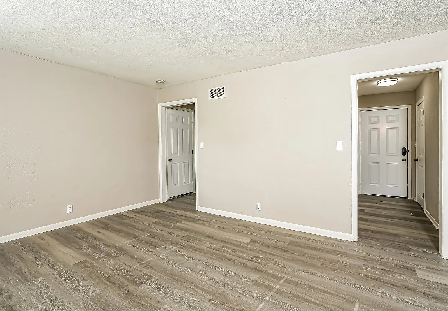3 bed, 1.0 bath, 912 sqft, $1,197 — Photo 4