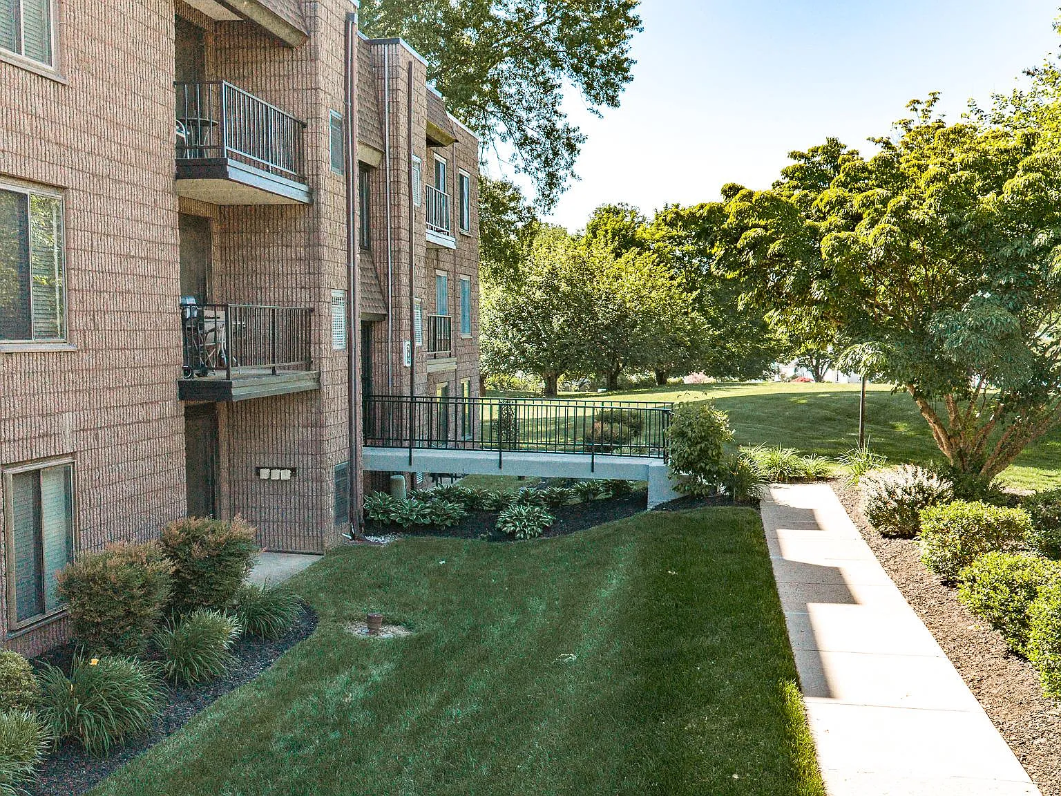 2 bed, 1.0 bath, 1166 sqft, $2,300 — Photo 2