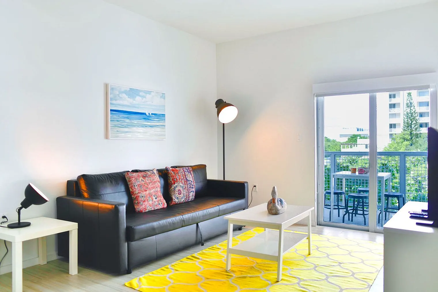 1 bed, 1.0 bath, 635 sqft, $2,562 — Photo 1