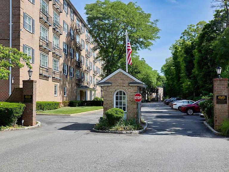 2 Consulate Dr #1J — Photo 17