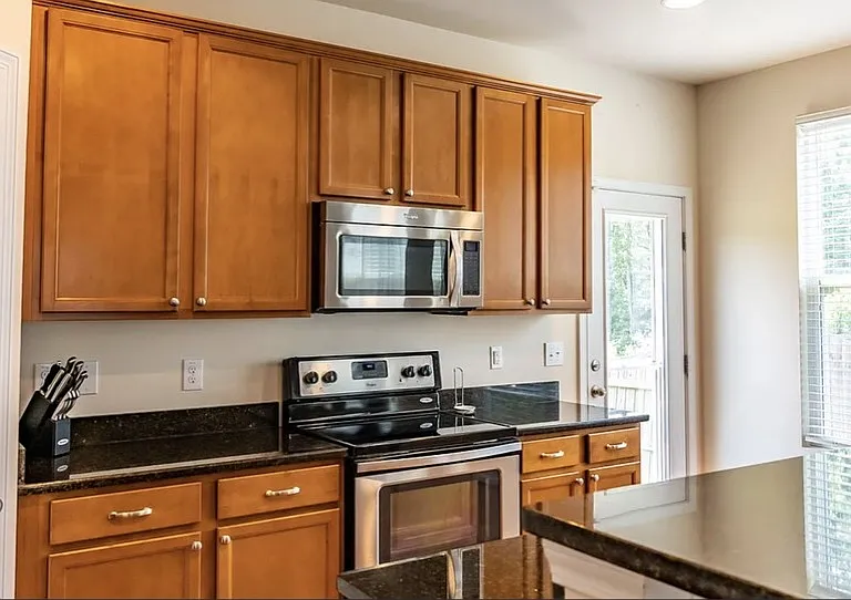 909 Amanda Dr — Photo 3