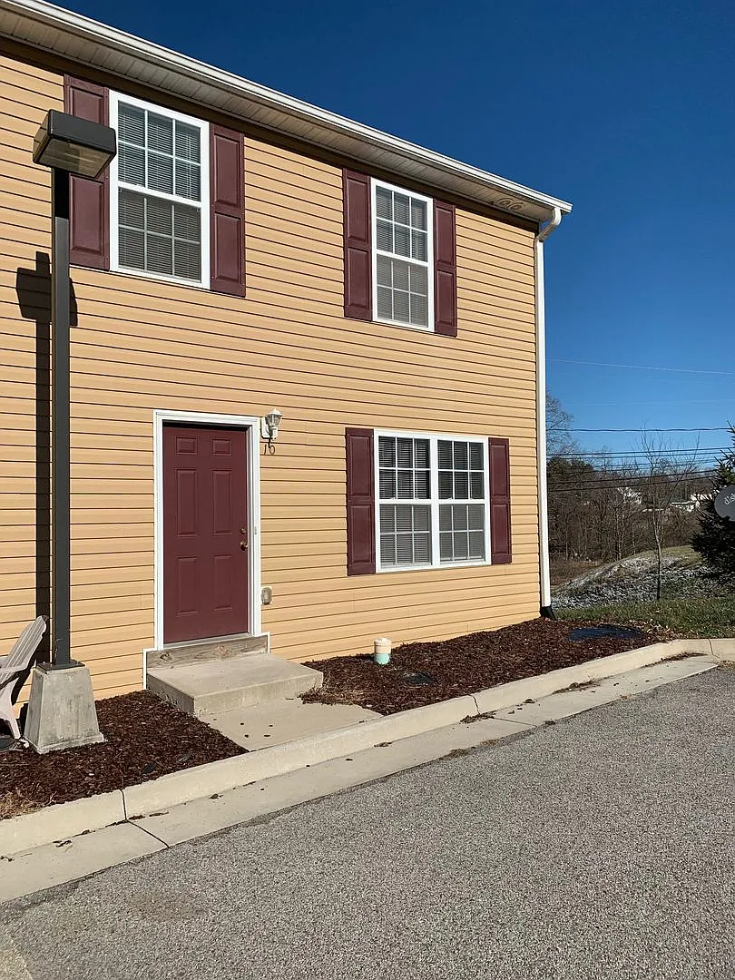 3 Bedroom 2.5 Bath Townhouse — Photo 3