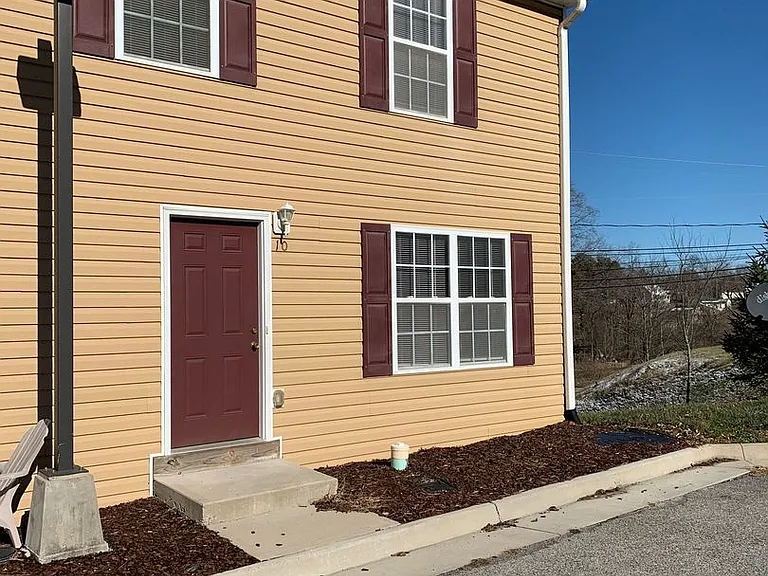 10 Station Ln NE — Photo 2