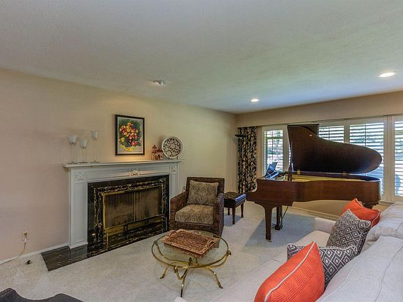 4th image of 808 E Alamos Ave