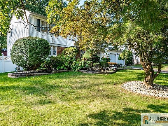 3rd image of 12 Gladstone Dr