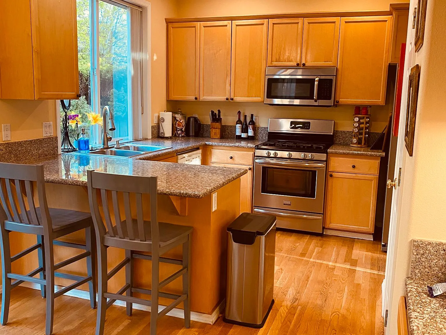 5 bed, 2400 sqft, $3,499 — Photo 3