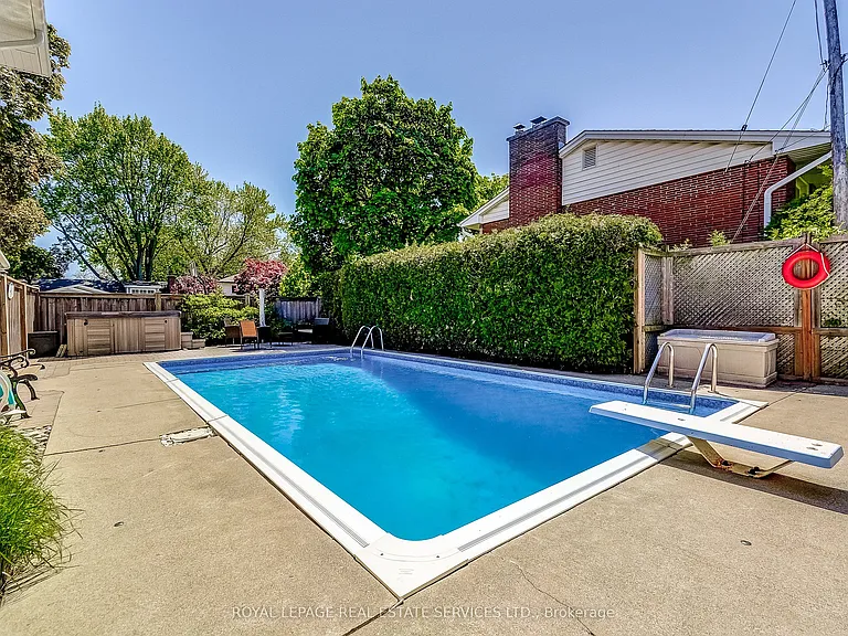 351 Strathcona Dr — Photo 2