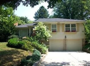 345 Pinewood Dr, Bay Village, OH 44140