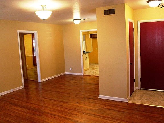 5th image of 907 E Ikard St