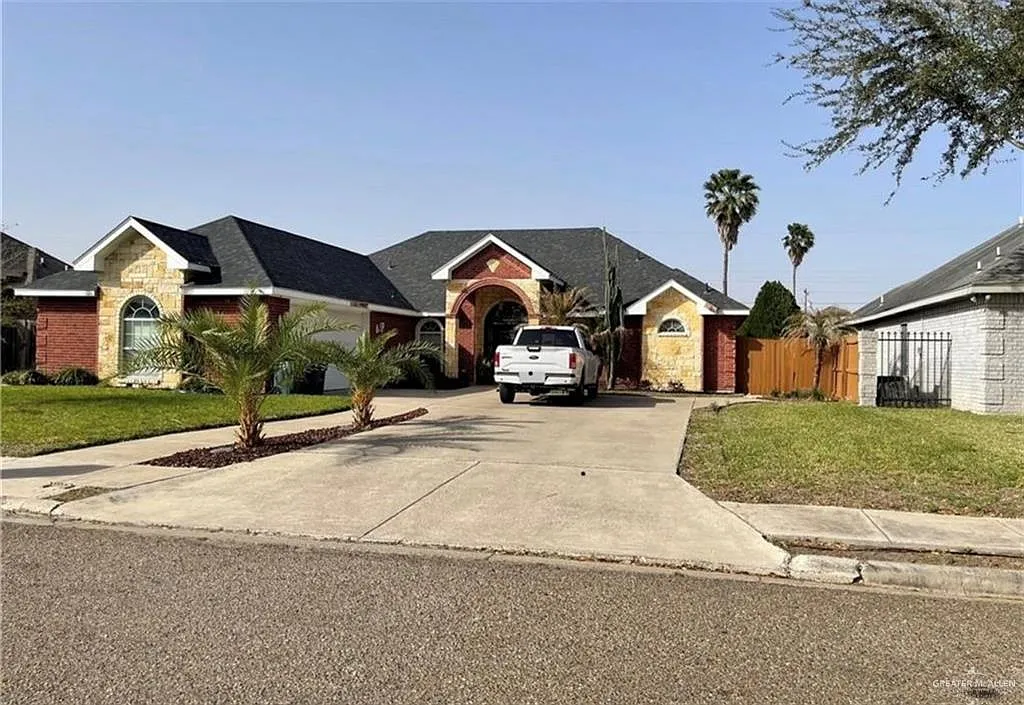 4 bed, 2.0 bath, 2495 sqft, $2,800 — Photo 1