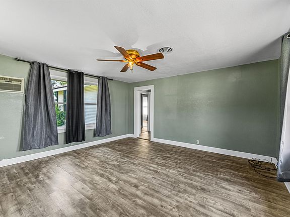 4th image of 303 Hall St