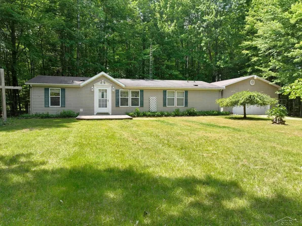 4524 Caine Rd, Vassar, MI 48768