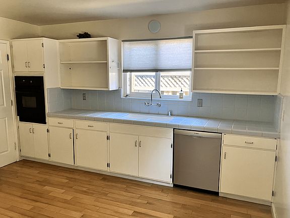 Kitchen - lots of light!