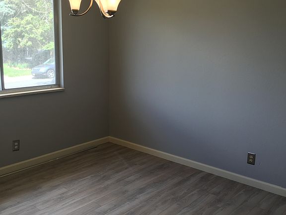 Beautiful dining room with natural light and hardwood lamina