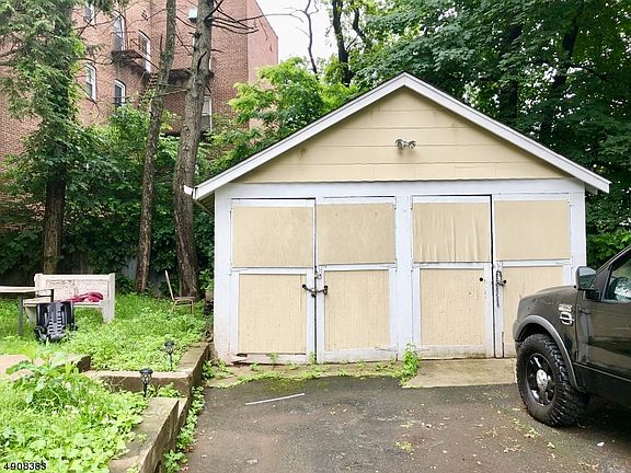 4th image of 1086 Sanford Ave