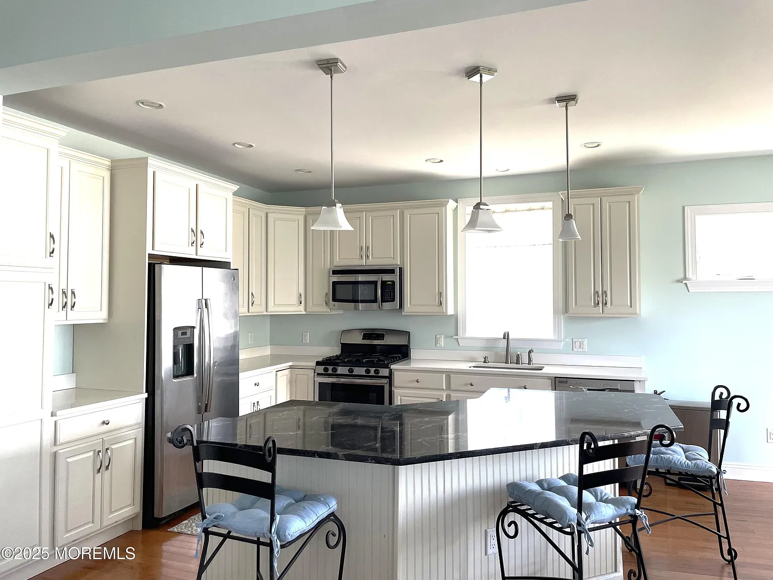 4 bed, 1885 sqft, $3,500 — Photo 3