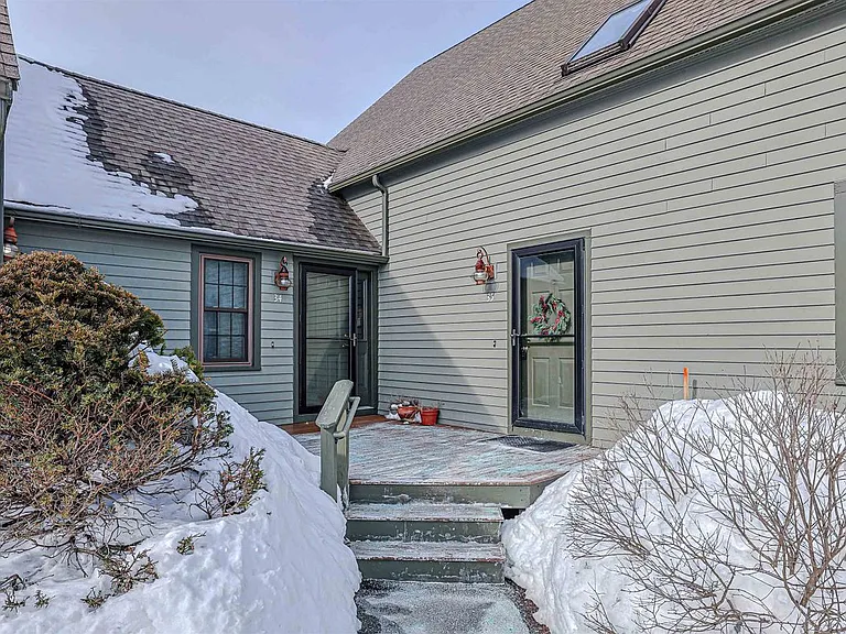 35 Montrose Dr — Photo 1
