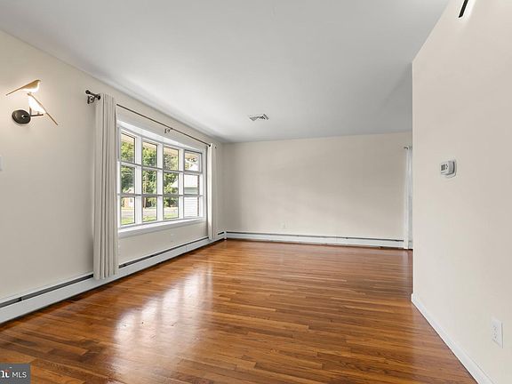5th image of 10 Hough St