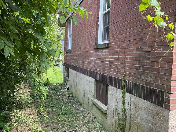 5th image of 827 W South St