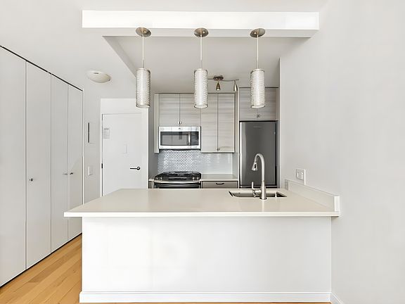 3rd image of 200 Rector Pl APT 26L