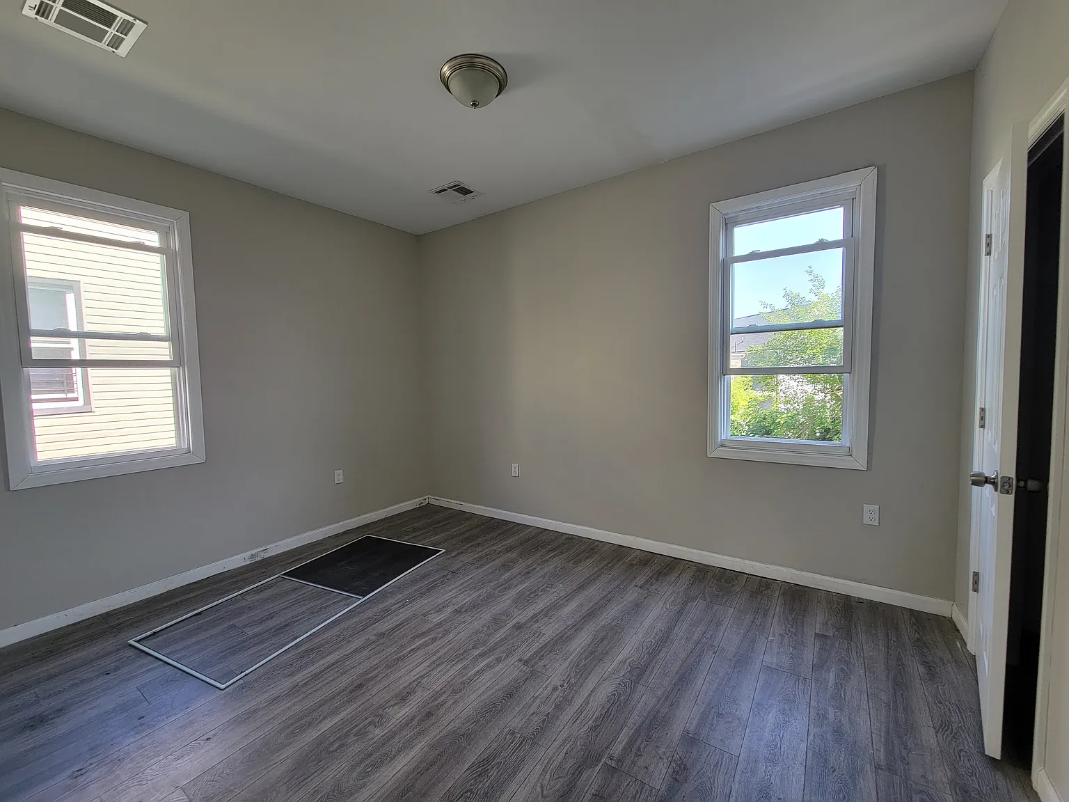 3 bed, 1050 sqft, $2,300 — Photo 2