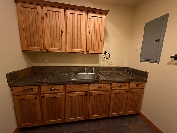 4th image of 380 Parkview Dr