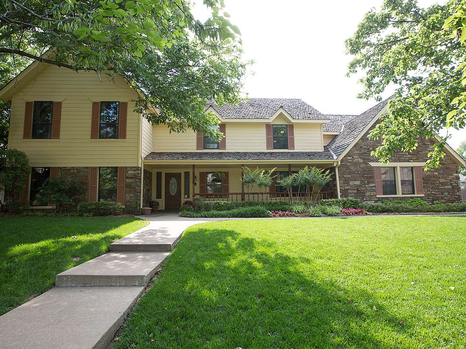 Gorgeous facade with mature trees