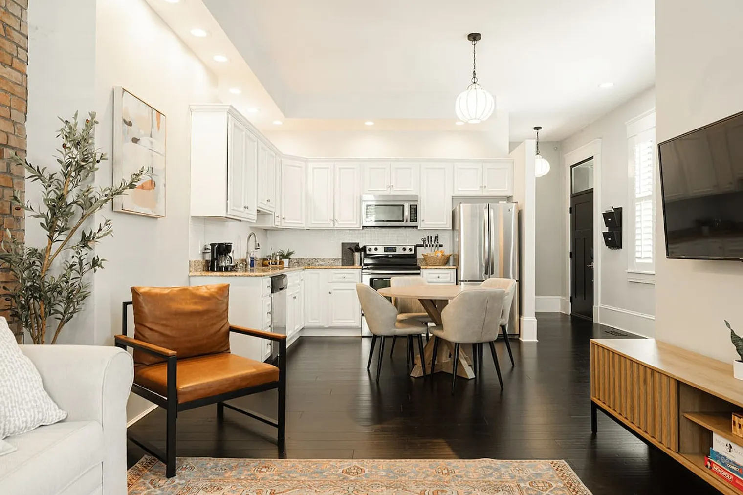 4 bed, 3.0 bath, 2529 sqft, $7,129 — Photo 4
