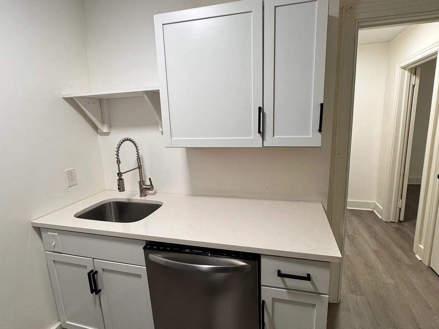 1 bed, 6000 sqft, $1,600 — Photo 2
