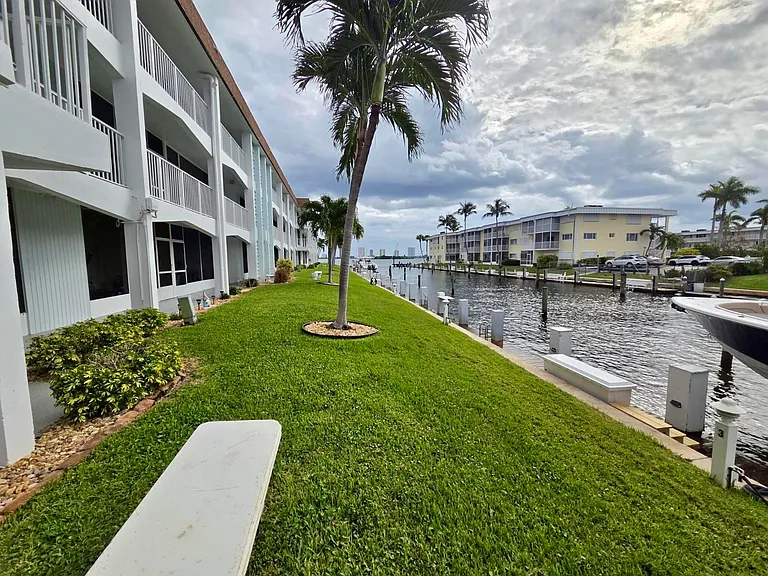 110 Shore Ct #112B — Photo 4