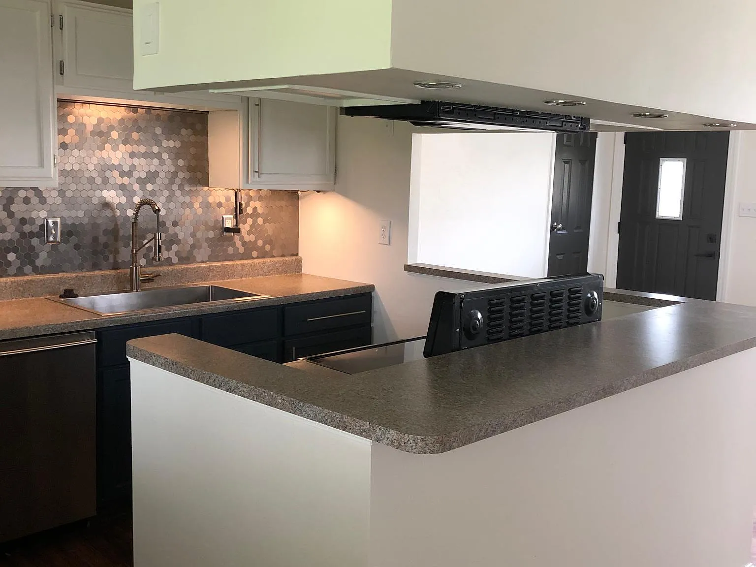3 bed, 925 sqft, $1,300 — Photo 3