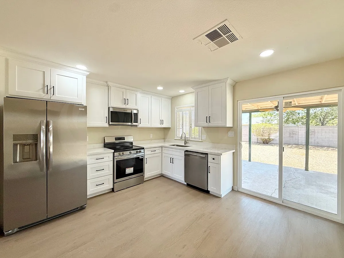 3 bed, 1.0 bath, 1050 sqft, $1,849 — Photo 3