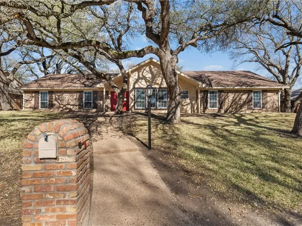 8401 Woodcreek Dr, Woodway, TX 76712