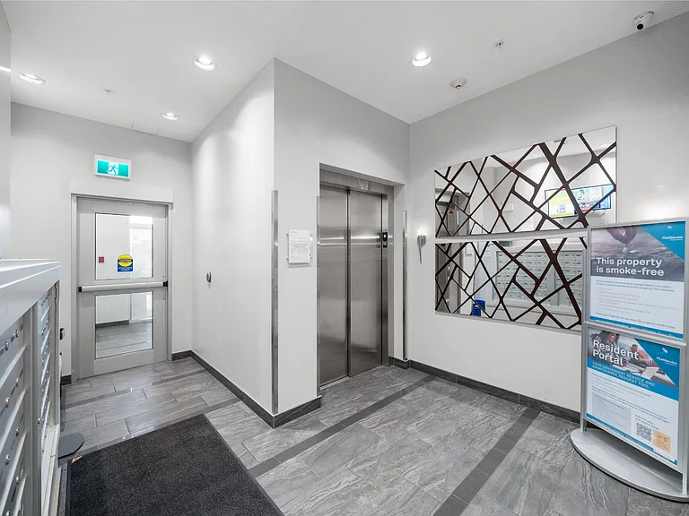 2110 Centre St N — Photo 34