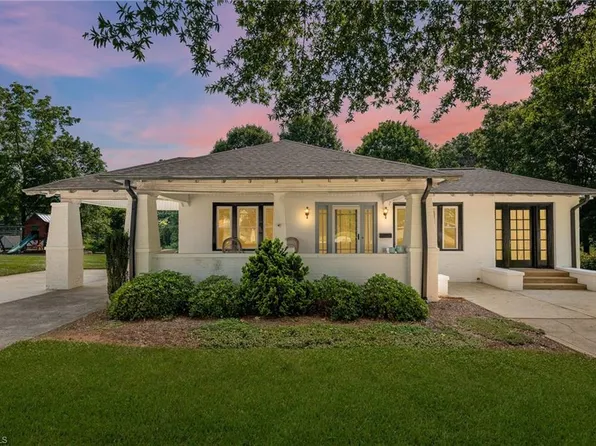 519 W Main St, Pilot Mtn, NC 27041