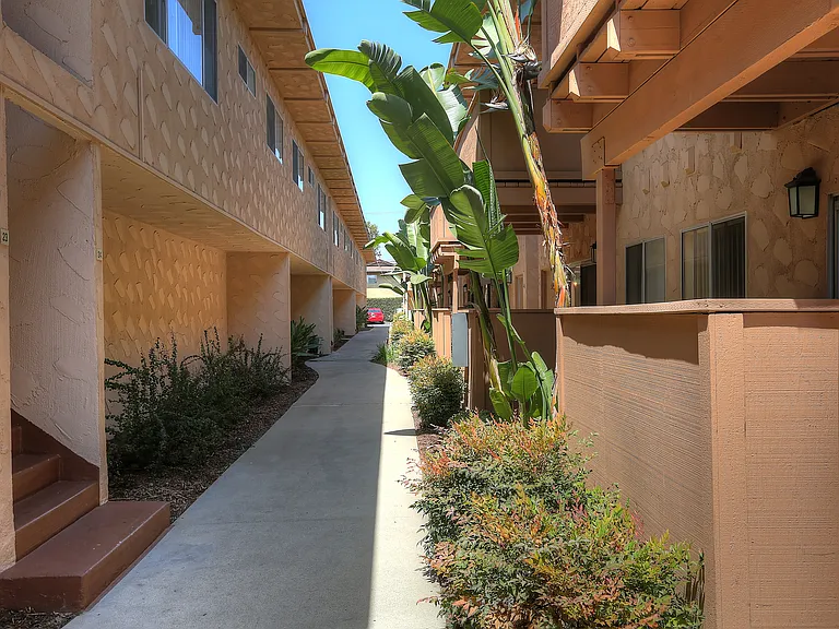 16251 Woodruff Ave — Photo 13