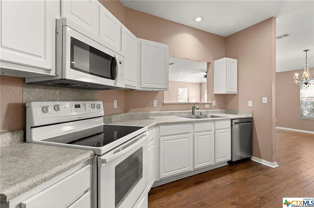 3 bed, 2.0 bath, 1810 sqft, $2,000 — Photo 3