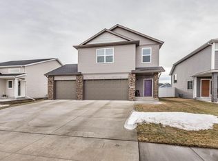 1353 Goldenwood Dr, West Fargo, ND 58078