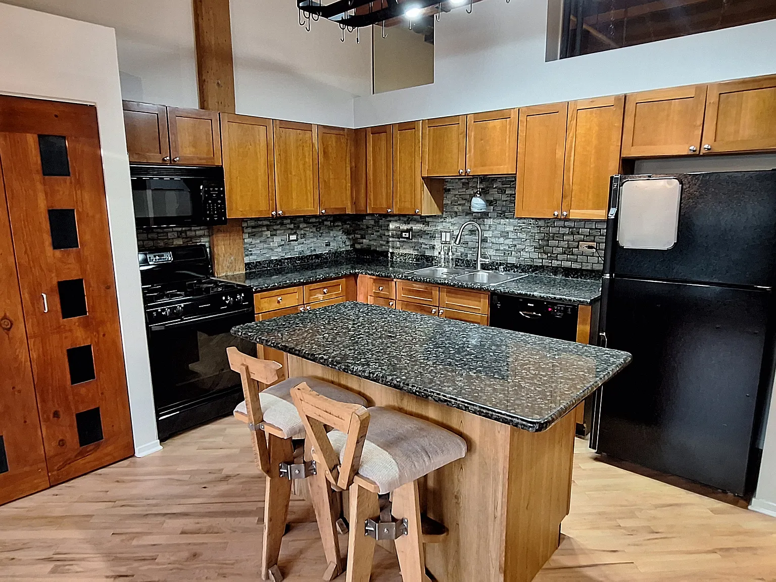 2 bed, 1200 sqft, $3,900 — Photo 3