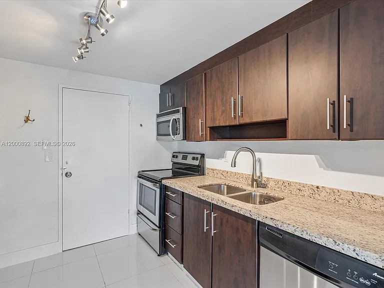 9800 W Bay Harbor Dr #308 — Photo 2