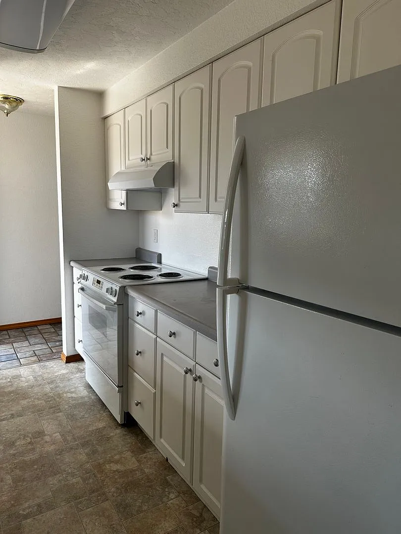 Nice 2 Bedroom Home With A Huge Fenced Back Yard In SE Albany — Photo 4
