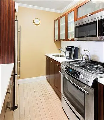 Sold by R New York | media 4