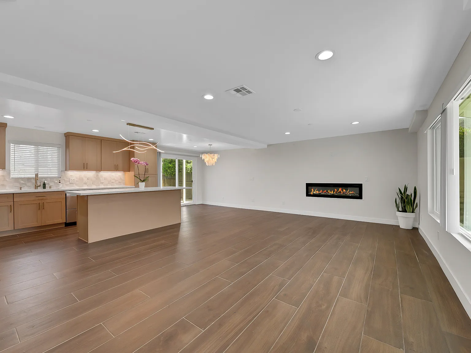 4 bed, 3.5 bath, 1820 sqft, $7,500 — Photo 2